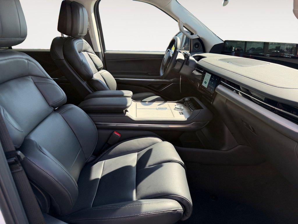 2027 Lincoln Navigator L Premiere 4x2